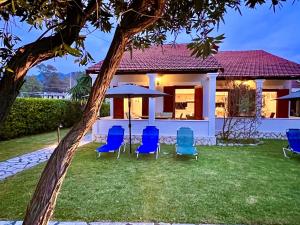 Taman di luar Beachfront Suites GardenMare by DadoVillas