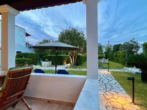 Taman di luar Beachfront Suites GardenMare by DadoVillas