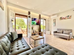 Ruang duduk di Beachfront Suites GardenMare by DadoVillas