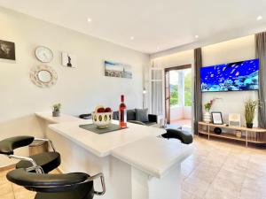 Televisyen dan/atau pusat hiburan di Beachfront Suites GardenMare by DadoVillas