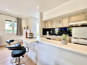 Dapur atau dapur kecil di Beachfront Suites GardenMare by DadoVillas