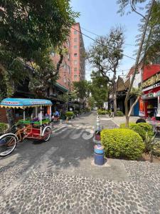 a trolley car on a street in a city at Diua - Artistic and Bohemian apartment in Guatemala