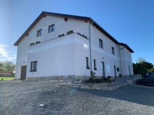 un gran edificio blanco con un gran garaje en Gemütliche Ferienwohnung in idyllischer Lage-auf dem Land, en Dittersdorf