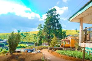 - Vistas a una granja con una casa y un árbol en Palazzo Lake Gregory en Nuwara Eliya