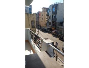 desde el balcón de un edificio en Hotel Trimurti, Dwarka, en Dwarka