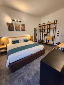 een grote slaapkamer met een groot bed en planken bij Agriturismo Il Vivaio in Bergamo