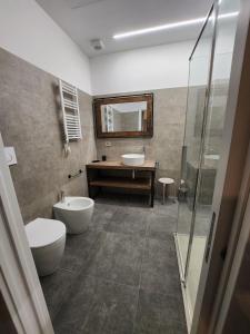 uma casa de banho com 2 WC, um lavatório e um chuveiro em Agriturismo Il Vivaio em Bérgamo
