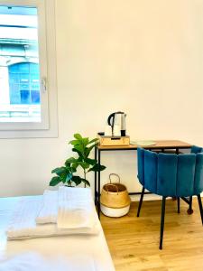Zimmer mit einem Schreibtisch und einem blauen Stuhl in der Unterkunft Mascheretta Affittacamere in Dolo