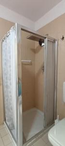 W łazience znajduje się prysznic ze szklanymi drzwiami. w obiekcie Villa Maria w mieście Marina di Ravenna