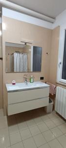W łazience znajduje się umywalka i lustro. w obiekcie Villa Maria w mieście Marina di Ravenna