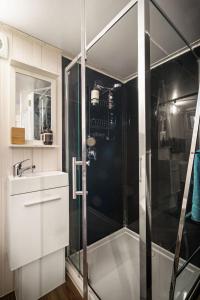La salle de bains est pourvue d'une douche et d'un lavabo. dans l'établissement Quiet Lake House In Winery, à Flowerdale