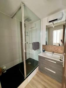 un baño con ducha y lavabo en T2 35 m2 République Vieux-Port, joliette, en Marsella