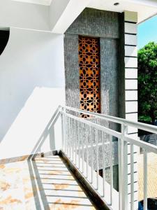 Un escalier mène à un bâtiment avec fenêtre. dans l'établissement Malaika Homes Jinja, à Jinja
