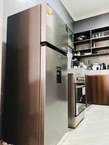 een grote roestvrijstalen koelkast in een keuken bij Malaika Homes Jinja in Jinja