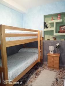 a small bedroom with two bunk beds and a table at Casa Rural El Callejón in Albalate de Zorita