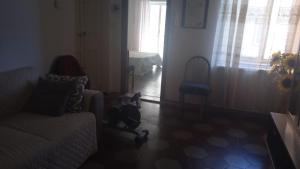 ein Wohnzimmer mit einem Sofa und einem Stuhl in der Unterkunft Da Anto in Trivio