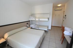 A bed or beds in a room at Hotel Laura