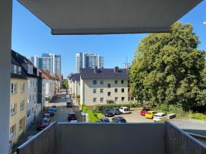 een balkon met uitzicht op een parkeerplaats en gebouwen bij FEWO am Deich 1 in Bremerhaven