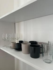 un estante con copas y copas de vino. en Mina Luxury Suite 1, en Belgrado 13 fotos más