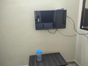 Televiisor ja/või meelelahutuskeskus majutusasutuses Pondicherry Residency