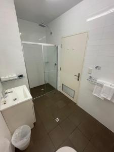 e bagno con doccia, servizi igienici e lavandino. di Sfera's Park Suites & Convention Centre a Adelaide