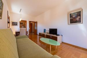 un soggiorno con divano e tavolo di Family One bedroom apartment with Panoramic city view a Budua