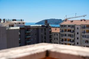 Aussicht vom Dach eines Gebäudes in der Unterkunft Family One bedroom apartment with Panoramic city view in Budva