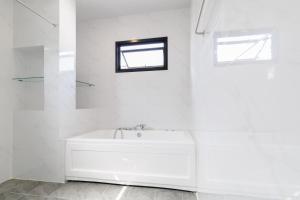 Koupelna v ubytování 4 bedrooms, 4 bathrooms, villa with swimming pool, free Wi-Fi, party available