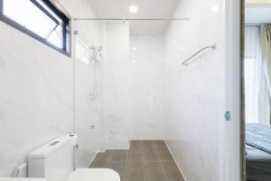 Koupelna v ubytování 4 bedrooms, 4 bathrooms, villa with swimming pool, free Wi-Fi, party available