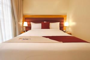 Tempat tidur dalam kamar di Monaco Hotel