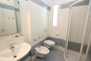 A bathroom at Hotel Laura