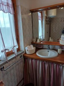 a bathroom with a sink and a mirror at Chalet Grazia in Valgiano