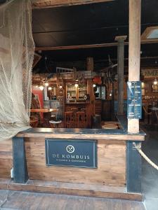 Lounge atau bar di Chalet Cozy Cove te Lauwersoog,1-6 Pers, 3 Schlafzimmer, 2 Badezimmer, 55m2!