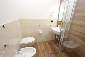 A bathroom at Hotel Laura