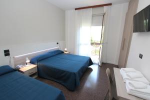 A bed or beds in a room at Hotel Laura
