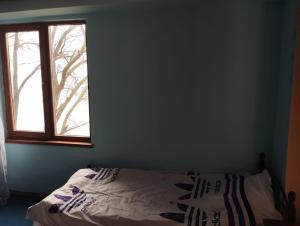 1 dormitorio con cama y ventana en Севан 3 Ветерок, en Sevan