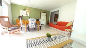 Posezení v ubytování Apartment with pool near the beach and Barcelona by train