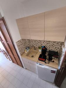 - une cuisine avec un évier et un comptoir dans l'établissement House Mistral, à Neos Marmaras