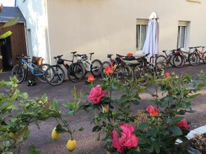 un grupo de bicicletas estacionadas al lado de un edificio en Hôtel Bellevue Bagnoles Normandie en Bagnoles de l'Orne