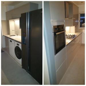 een keuken met een zwarte koelkast en een wastafel bij Luxurious Soft Water Air Conditioning TV BITCOIN in Londen