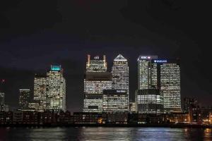 een verlichte skyline van de stad 's nachts met bij Luxurious Soft Water Air Conditioning TV BITCOIN in Londen