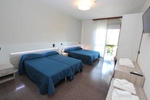 A bed or beds in a room at Hotel Laura