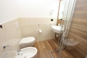 A bathroom at Hotel Laura