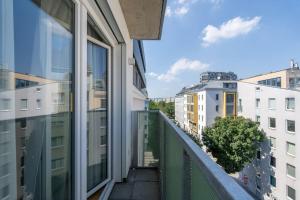 een balkon met uitzicht op de gebouwen bij HM • Trendy 1BR, Direct City Access in Wenen