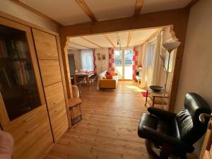 a living room with a view of a room at Morgensonne in Franken Vorstadt