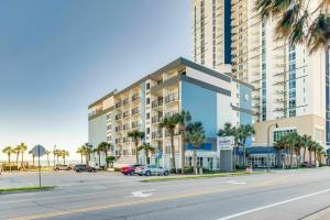 een groot appartementencomplex in een straat met palmbomen bij Boardwalk Resort: Ocean Breeze Retreat in Myrtle Beach