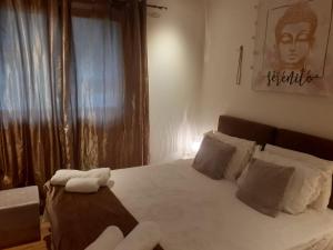 1 dormitorio con 1 cama con sábanas blancas y mesa en Appartement La Suite Mont-Blanc en Chamonix-Mont-Blanc
