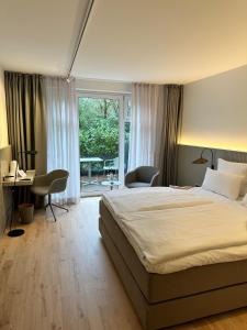 バート・ツヴィッシェンアーンにあるHansenS Haus am Meerのベッドルーム1室(ベッド1台、デスク、窓付)