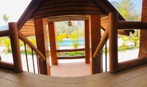 Vang Vieng Romantic Resort في فانغ فينغ: اطلالة على باب خشبي في مبنى