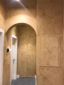 een lege hal met een deur in een muur bij Artemide Guest House in Florence